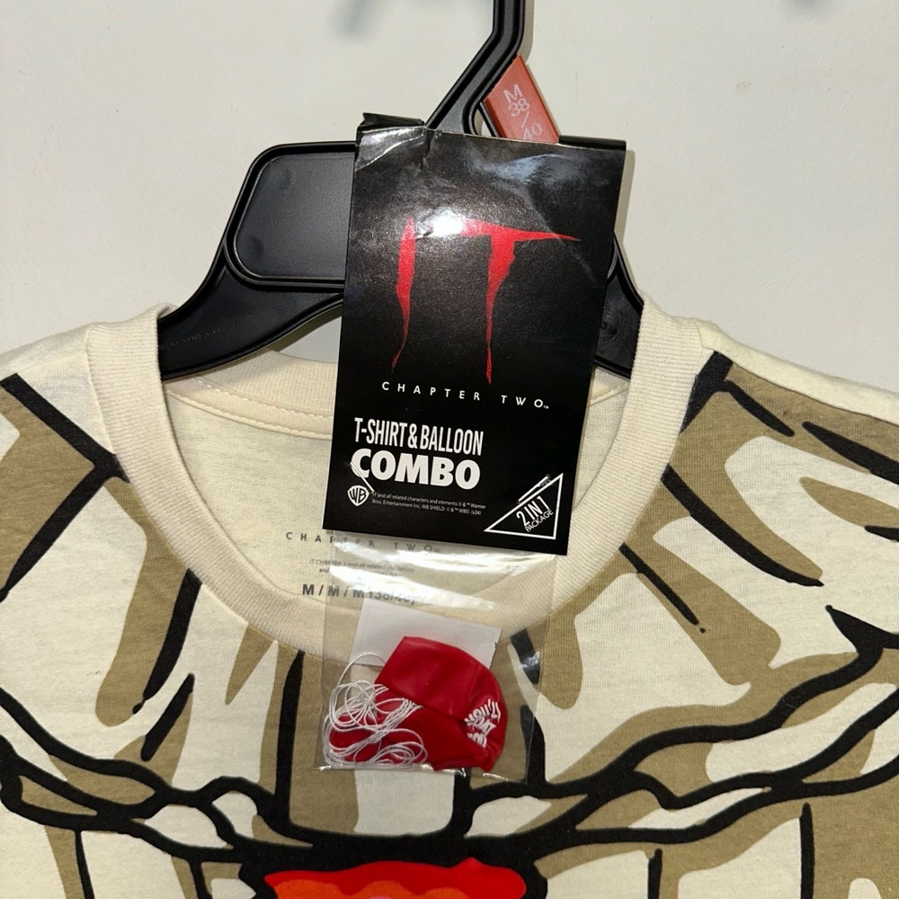 NWT! Pennywise IT Men's Halloween Graphic Tee with Short Sleeves M with Balloon - Picture 10 of 10